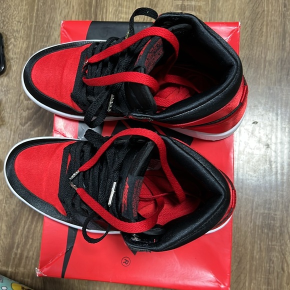 Jordan 1 Retro Hi OG ‘Satin Bred’ 2023 - Picture 7 of 7